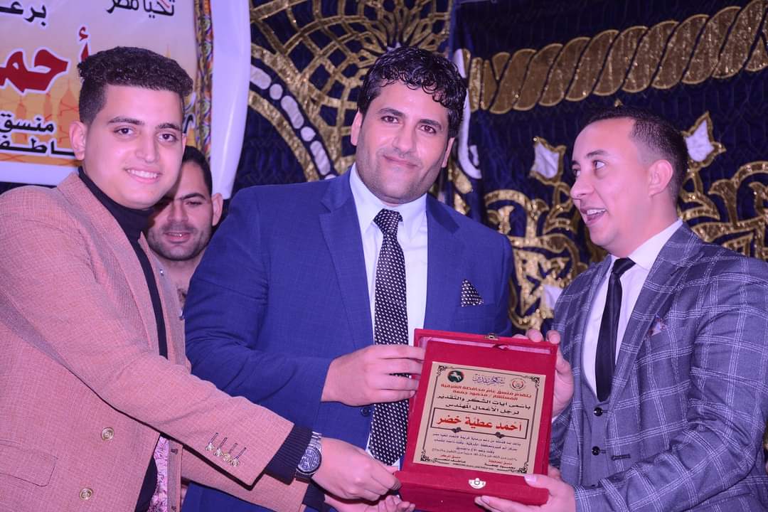 اهدا درع تحيا مصر لرجل الاعمال احمد خضر من منسقي المحافظة والمركز