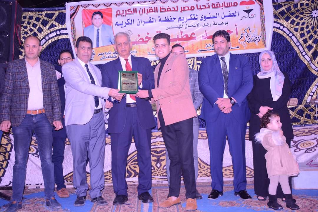 اهداء درع منسق المركز