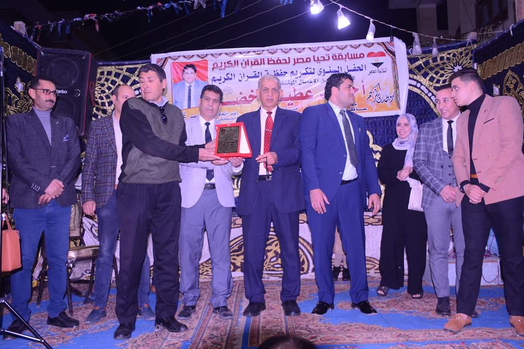 أهداء درع رئاسة مركز أبو كبير ممثلة في مسؤال قطاع المتابعة