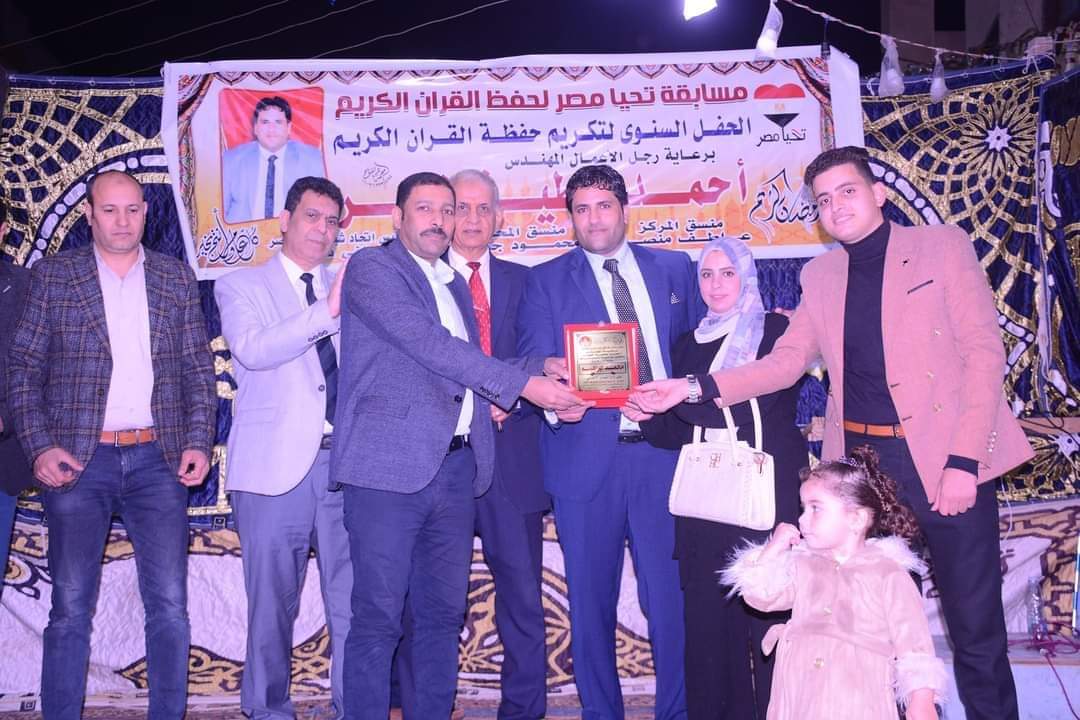 أهداء درع ادارة التضامن الأجتماعي