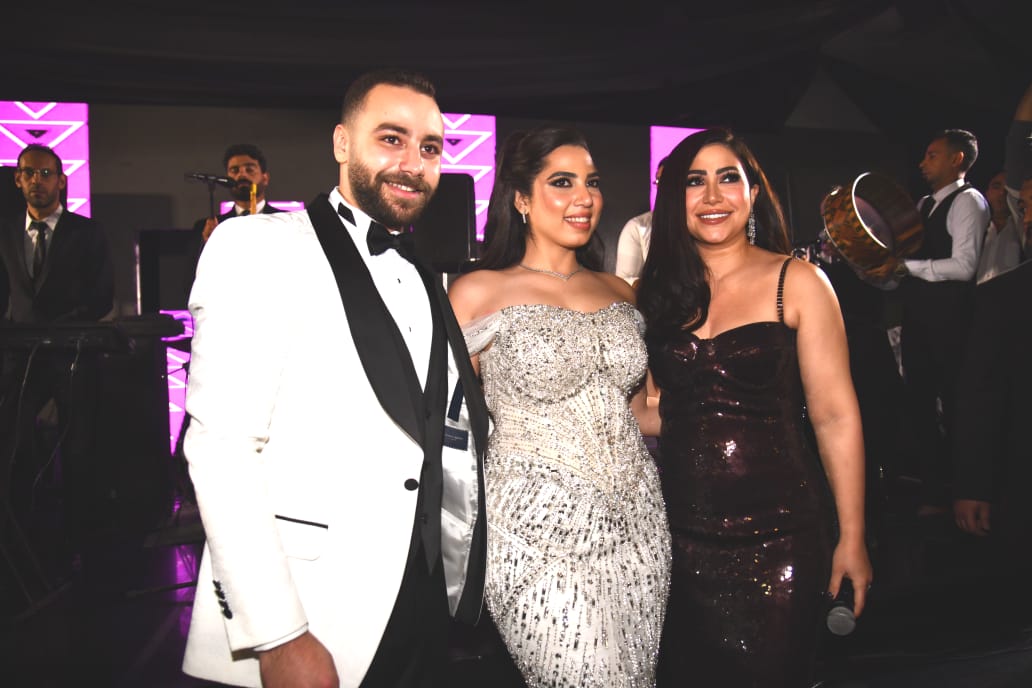 النجمة بوسي مع العروسين&nbsp;