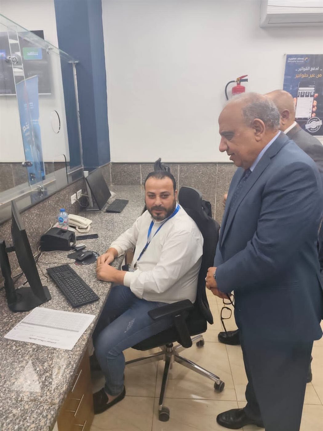 في إطار متابعة مشروعات تطوير قطاع الكهرباء والتحول الرقمي، قام الدكتور محمود عصمت، وزير الكهرباء والطاقة المتجددة، بزيارة ميدانية إلى هندسة كهرباء شرم الشيخ، تفقد خلالها مراكز خدمة العملاء، وخدمات ذوي الهمم وكبار السن، وخدمة المستثمرين، والمنطقة الذكية التي تتيح للمشترك الحصول على الخدمات دون تدخل العنصر البشري