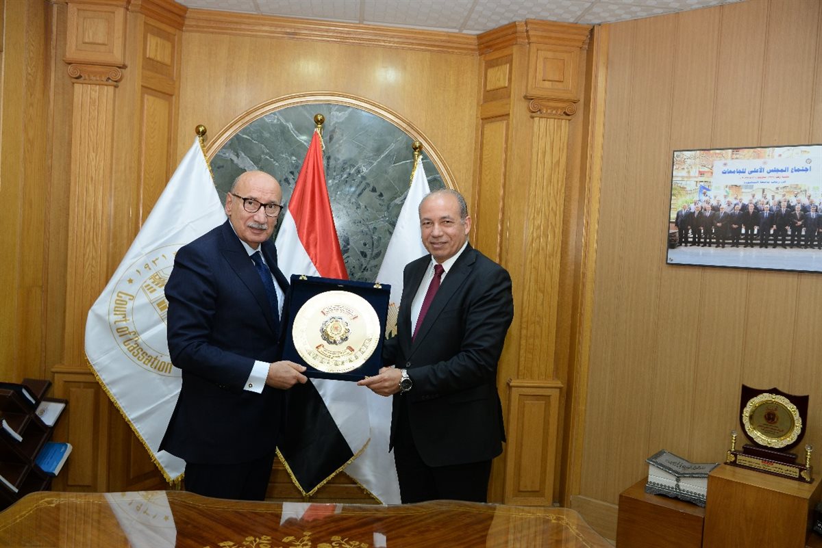 تبادل الدروع التذكارية&nbsp;