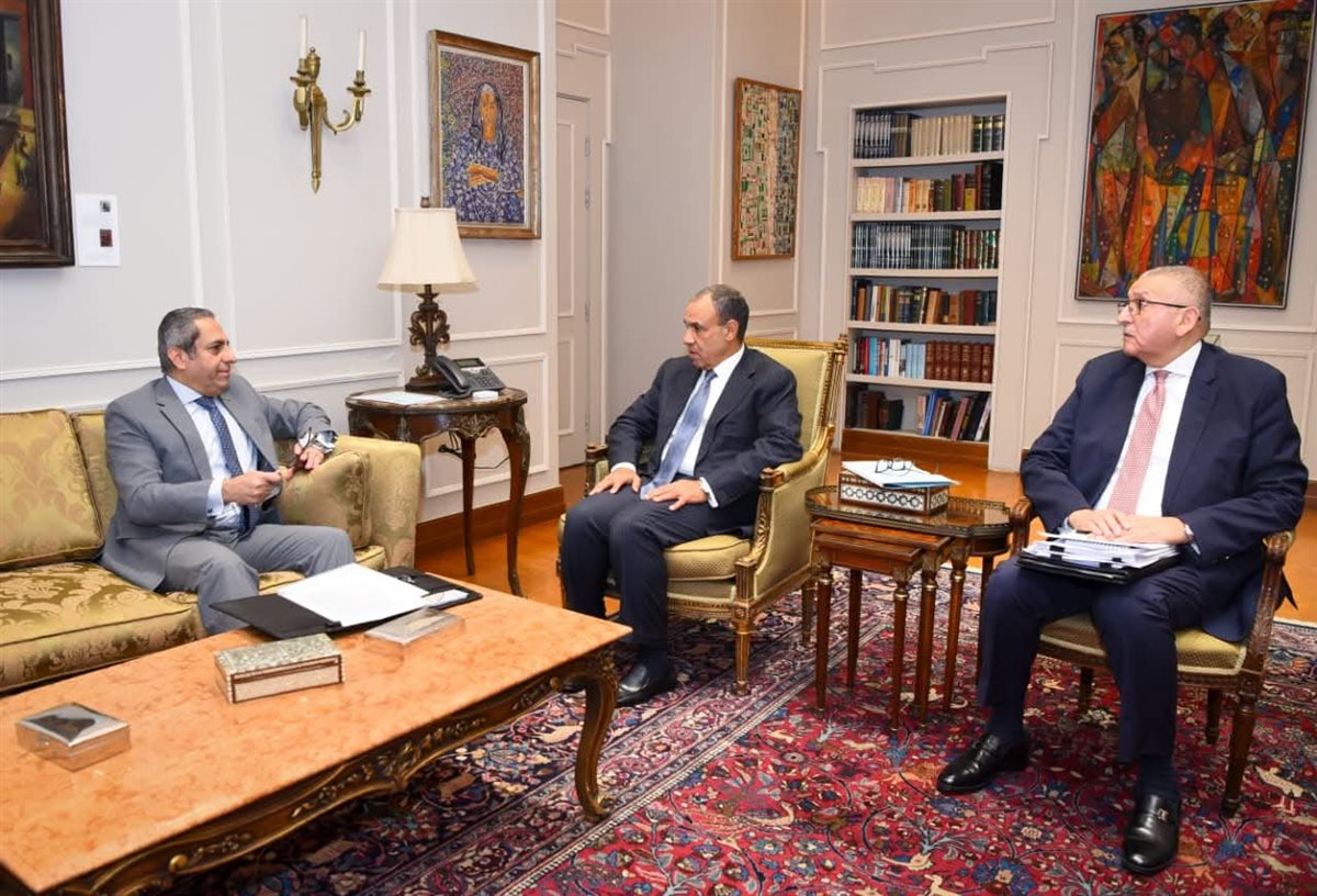 عقد الدكتور بدر عبد العاطي وزير الخارجية والهجرة وشئون المصريين بالخارج، اجتماعًا مع المهندس خالد عباس رئيس مجلس الإدارة والعضو المنتدب لشركة العاصمة الإدارية للتنمية العمرانية، لمتابعة مستجدات تنفيذ خطة الانتقال.