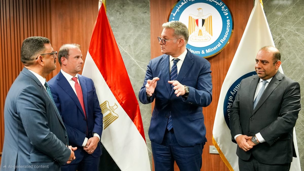 وزير البترول المهنديس كريم بدوي والموقعين على المسودة