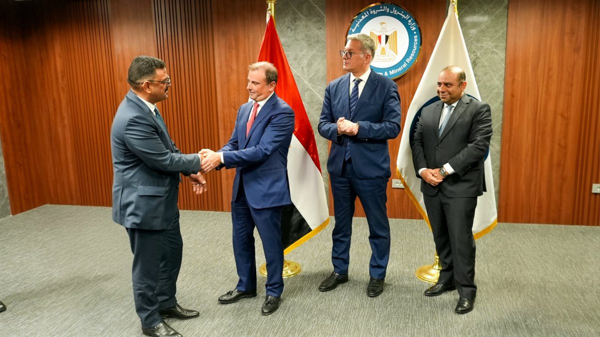 حضور المهندس كريم بدوي توقيع مسودة تعديل الاتفاقية
