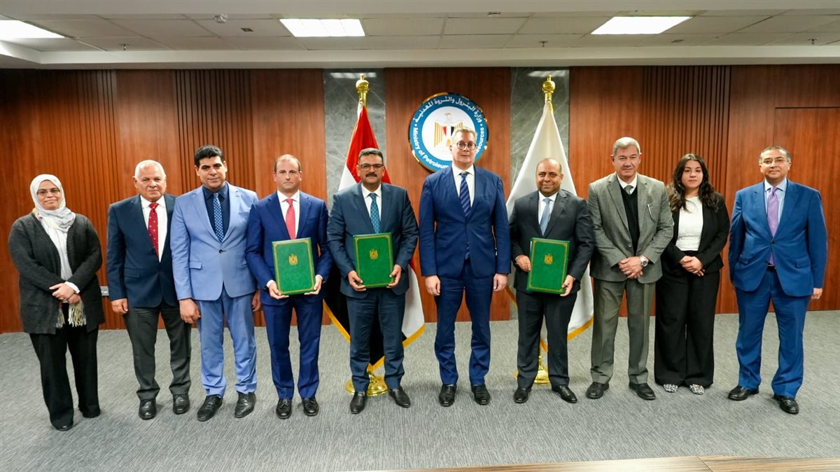 صورة تذكارية لتوقيع مسودة تعديل الاتفاقية&nbsp;