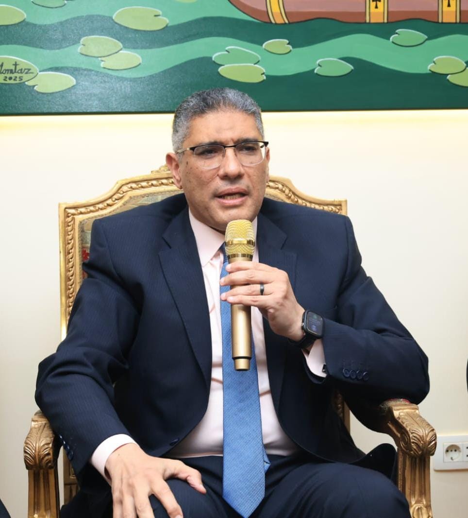 محافظ الجيزة يزور الكنيسة الكاثوليكية لتهنئة الأقباط بعيد الميلاد المجيد