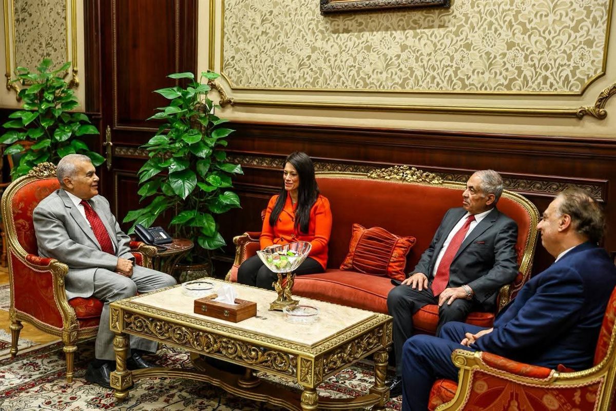 الدكتورة رانيا المشاط، وزيرة التخطيط والتنمية الاقتصادية والتعاون الدولي، اليوم، المستشار عصام الدين فريد، رئيس مجلس الشيوخ، بمقر المجلس، وذلك في إطار تعزيز التعاون والتنسيق بين السلطتين التنفيذية والتشريعية لدعم مسار التنمية الشاملة في الدولة.
