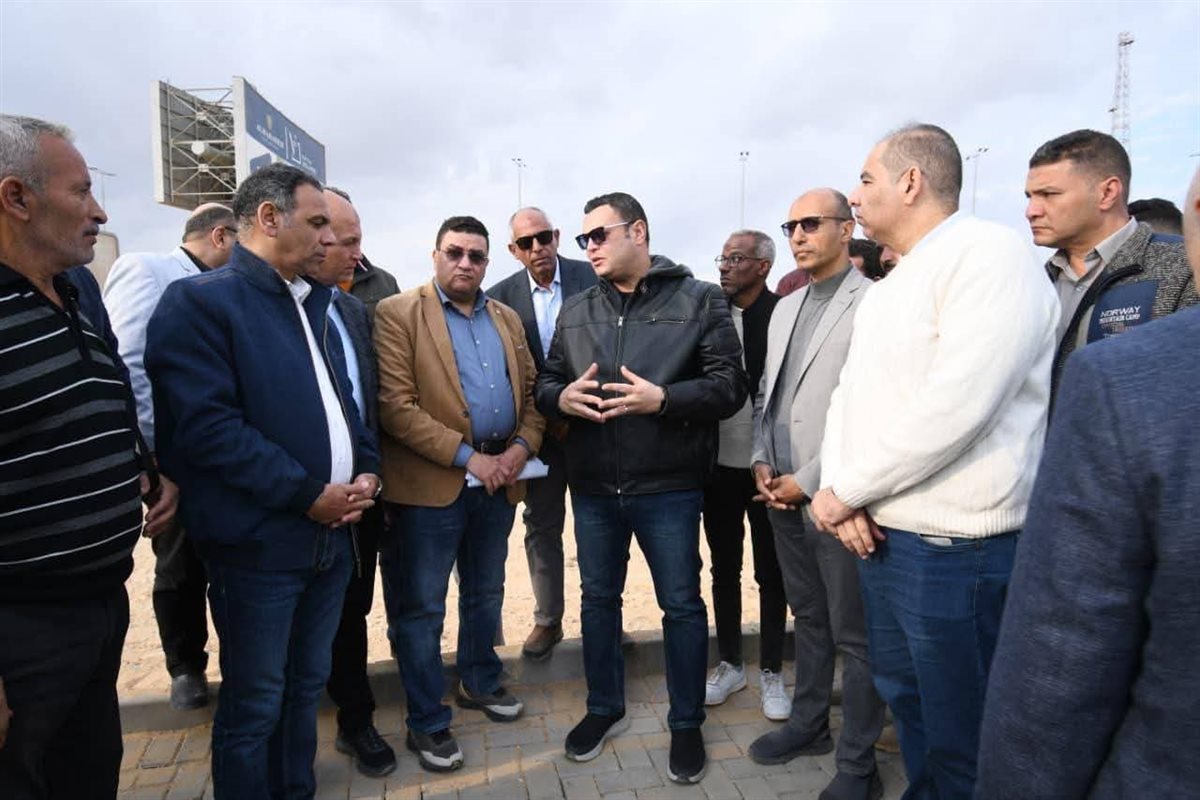 المهندس شريف الشربيني، وزير الإسكان والمرافق والمجتمعات العمرانية يتابع الأعمال الجارية بمشروع قطع أراضي بيت الوطن بمدينة القاهرة الجديدة، إلى جانب متابعة تطوير محور التسعين الشمالي، وذلك ضمن جولاته الميدانية لمتابعة المشروعات السكنية والمرافقية ودفع معدلات التنفيذ، بحضور مسئولي الوزارة وهيئة المجتمعات العمرانية الجديدة وجهاز المدينة.
