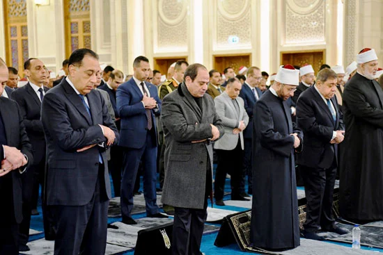 الرئيس السيسي يؤدي صلاة الفجر بمسجد العزيز الحكيم