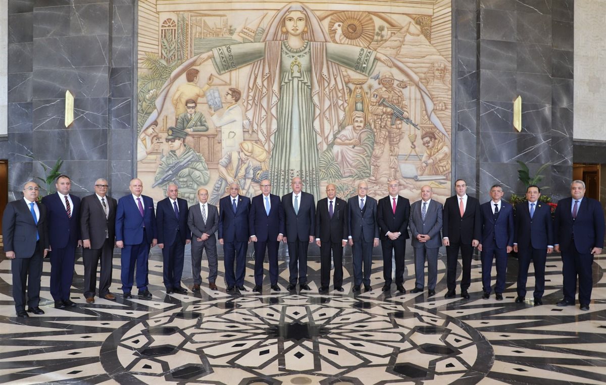 في خطوة تعكس تعزيز أواصر التعاون والتقدير المتبادل بين السلطات القضائية والتشريعية، قام القاضي عاصم الغايش، رئيس محكمة النقض ورئيس مجلس القضاء الأعلى، بزيارة رسمية إلى مقر مجلس النواب، على رأس وفد قضائي رفيع المستوى، لتقديم التهنئة للمستشار هشام بدوي بمناسبة انتخابه رئيسًا لمجلس النواب.