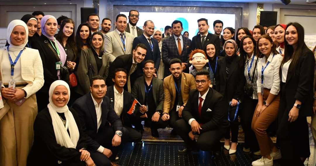 وزير الشباب وسط القيادات الشبابية الإعلامية 