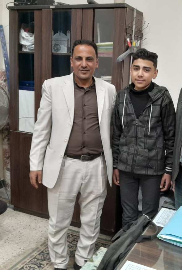 الطالب باسم أسامة الفيومي بصحبة ابيه