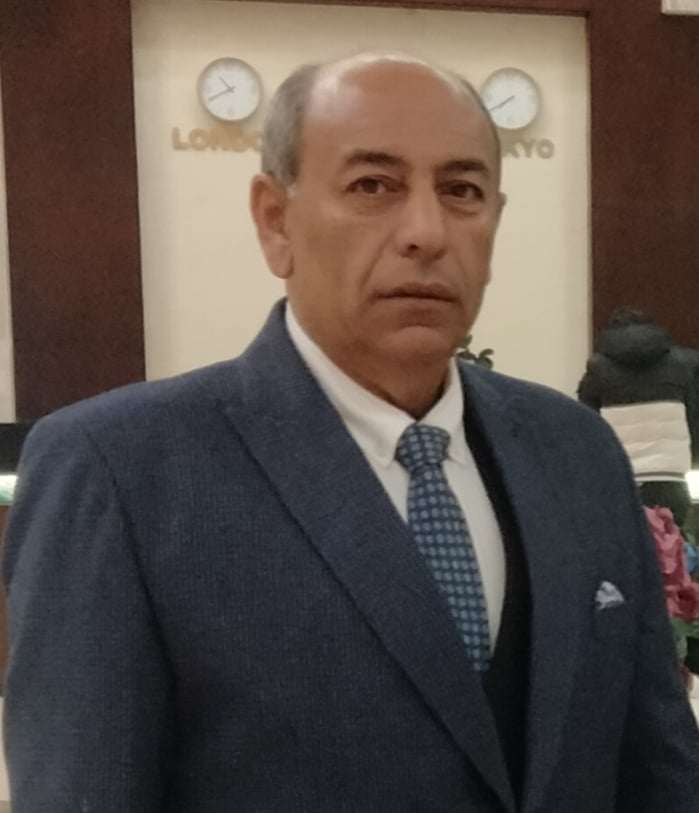 الاستاذ احمد العزب 