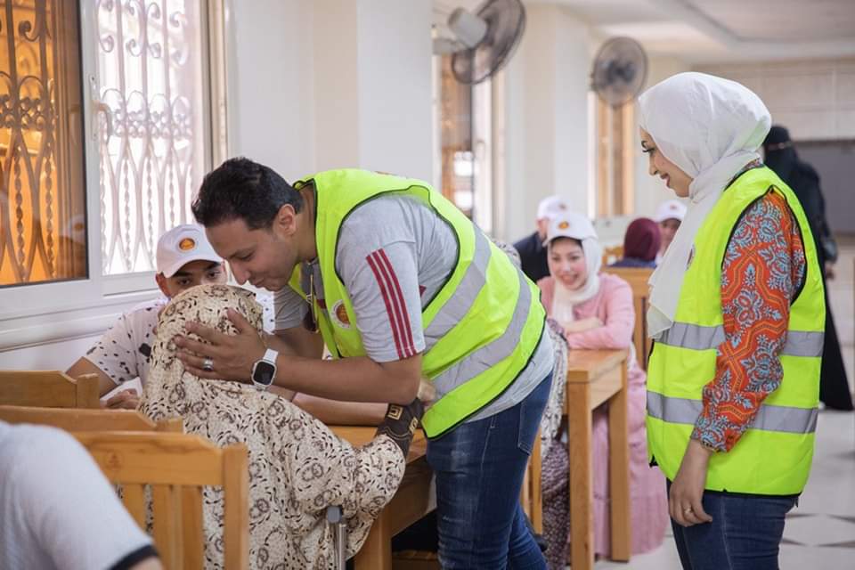 الشباب داخل دار الايتام والمسنين 