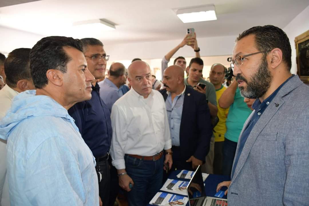 وزير الشباب ومحافظ الجيزة يفتتحان ملتقى توظيف