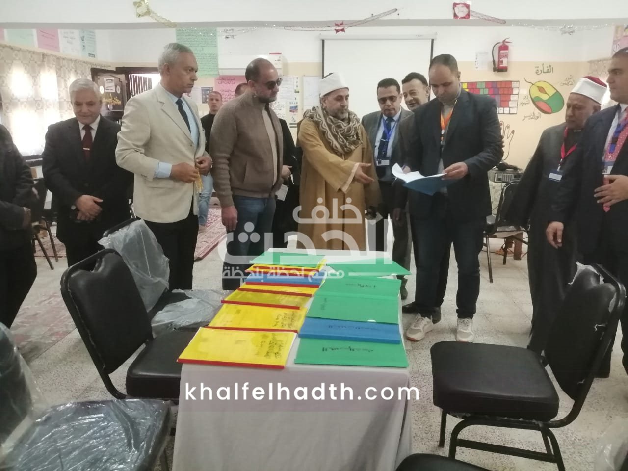 تفقد الزوار معمل الكمبيوتر 