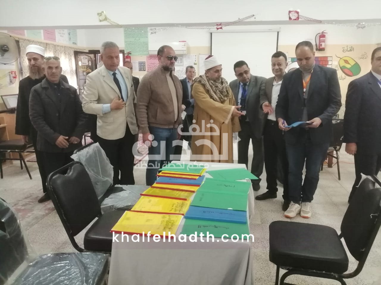 تفقد الزوار معمل الكمبيوتر 