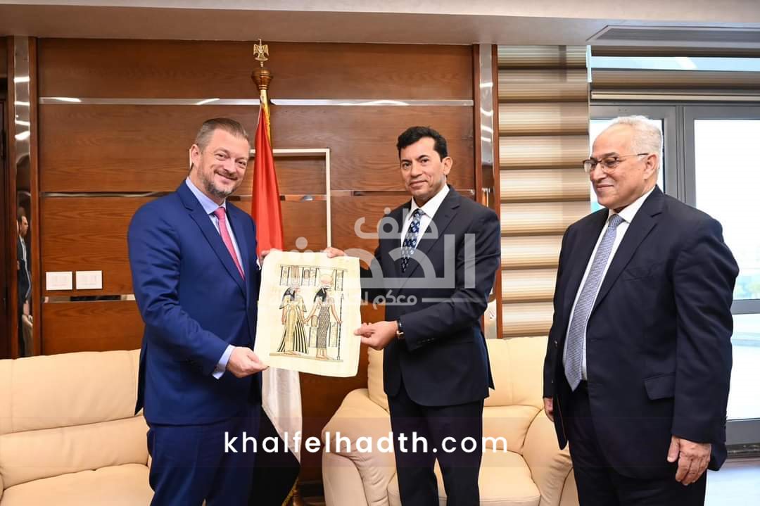 وزير الرياضة في جولة مع رئيس البارالمبية الدولية 