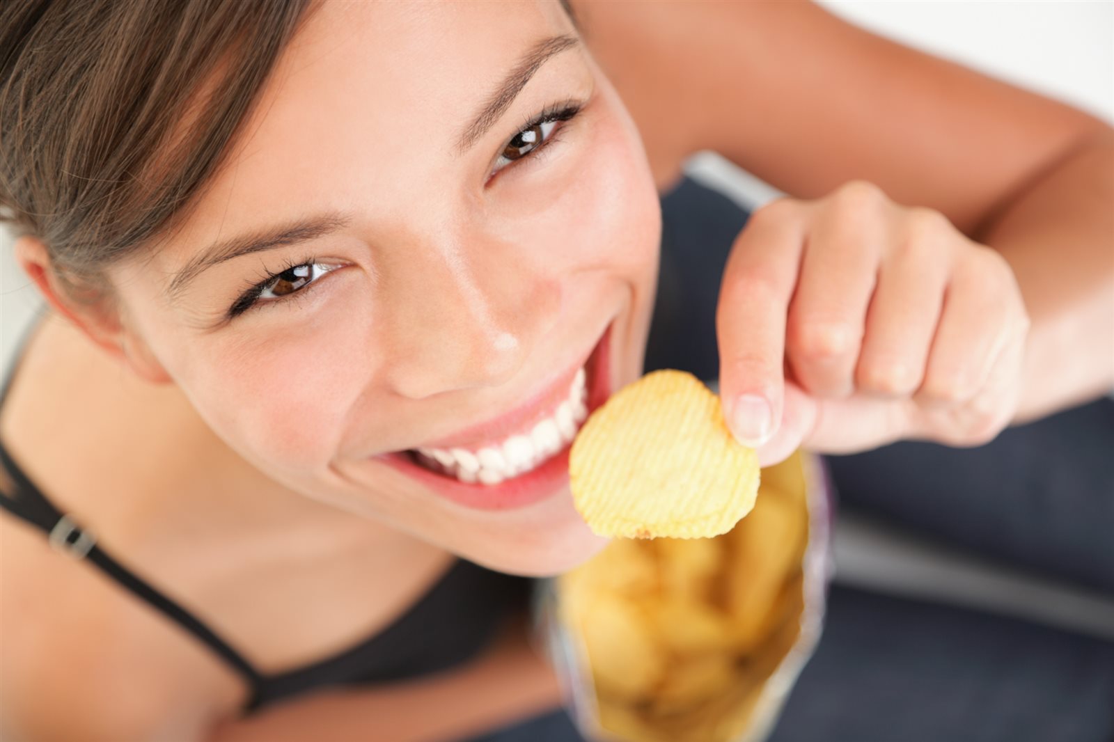 girl-eating-chips