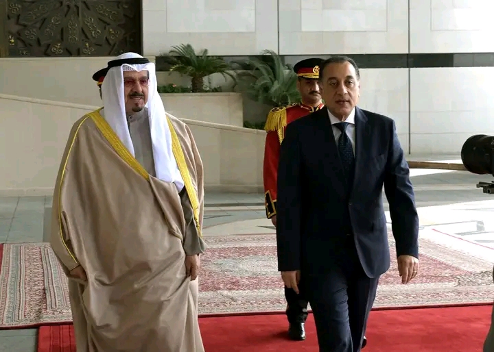 رئيس الوزراء المصري في الكويت.. استقبال رسمي ومباحثات لتعزيز التعاون المشترك