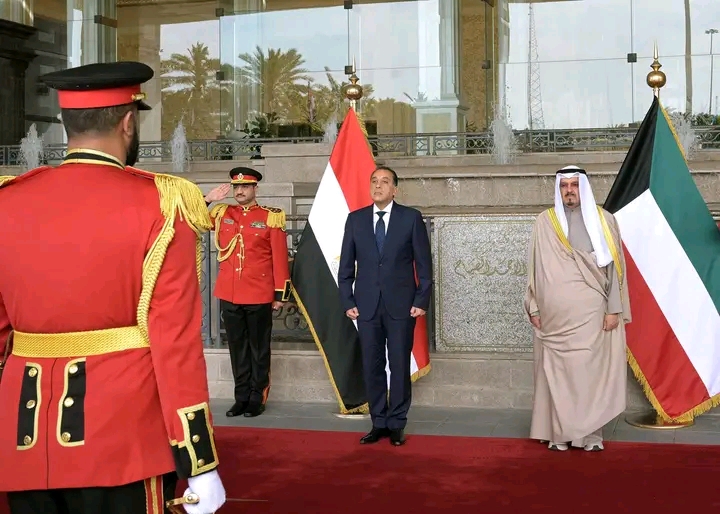 رئيس الوزراء المصري في الكويت.. استقبال رسمي ومباحثات لتعزيز التعاون المشترك