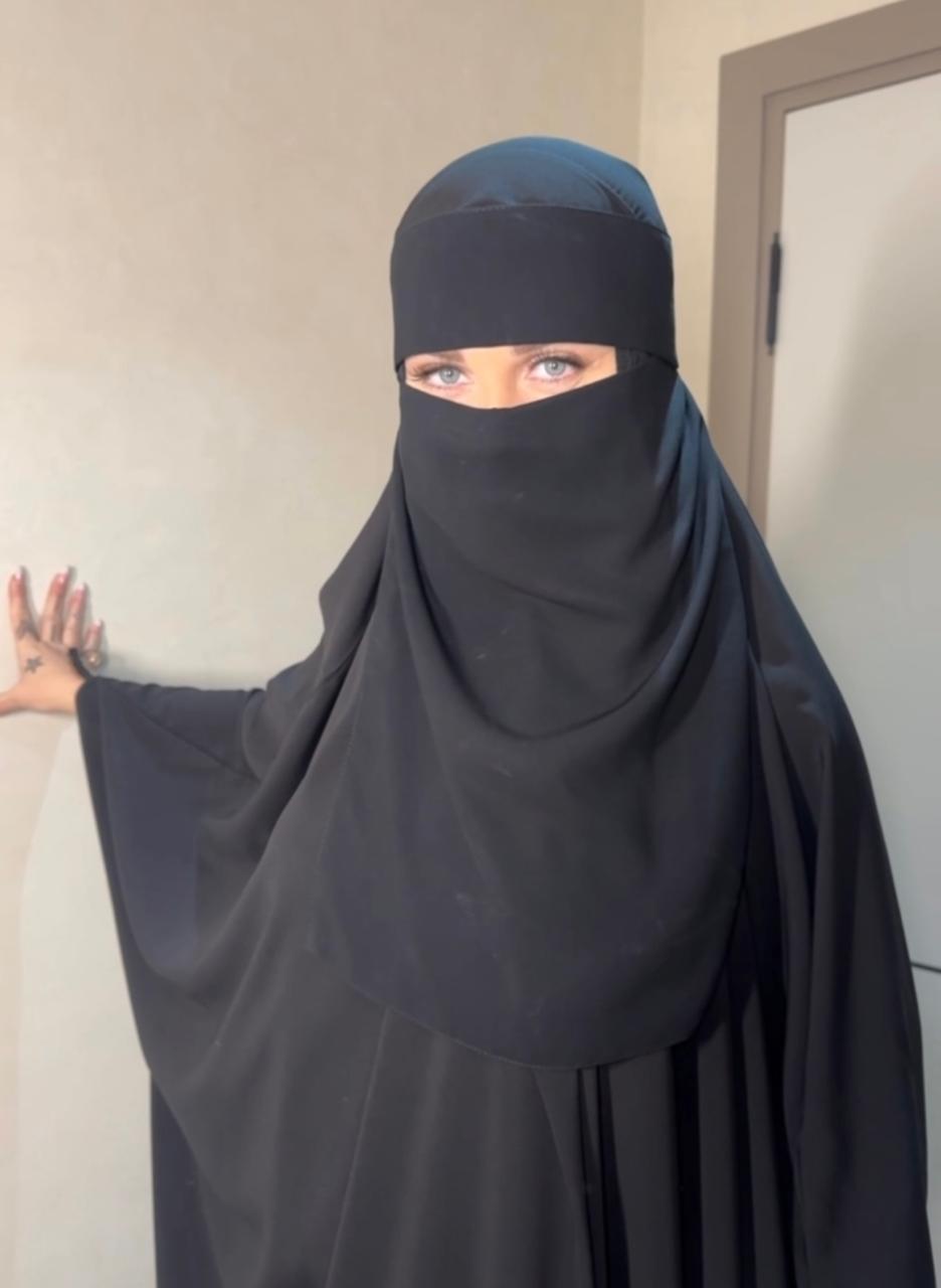 نيكول سابا بالنقاب&nbsp;
