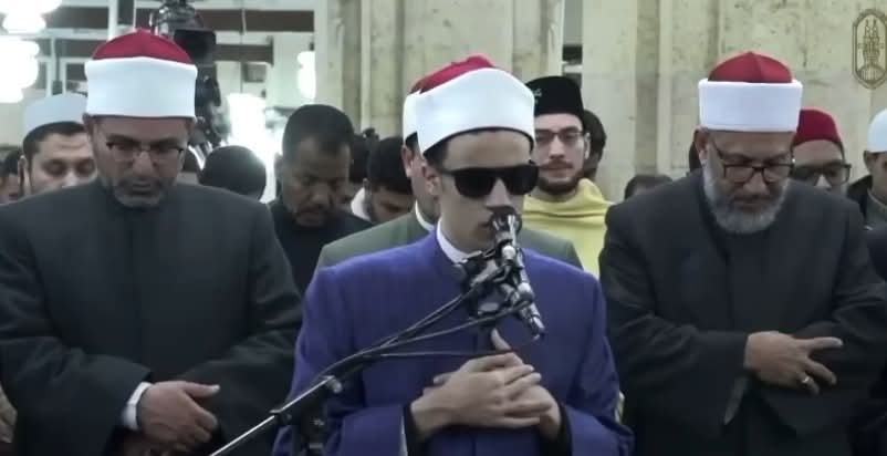 الطالب محمد أحمد حسن أثناء صلاة بالجامع الأزهر كــ إمام للمصليين