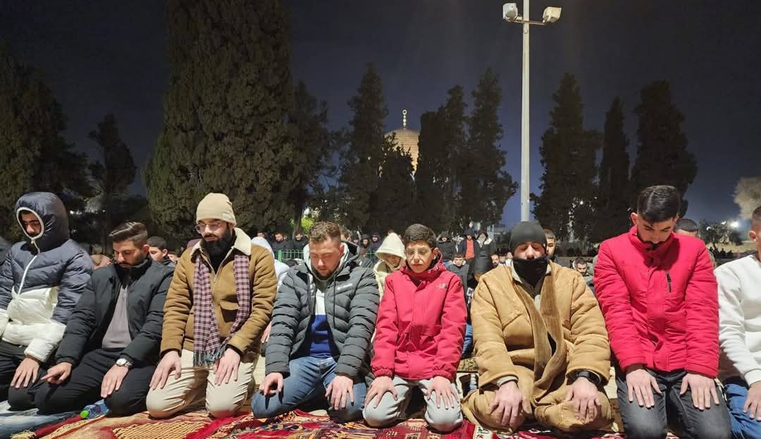 صلاة العشاء والتروايح بالمسجد الأقصي