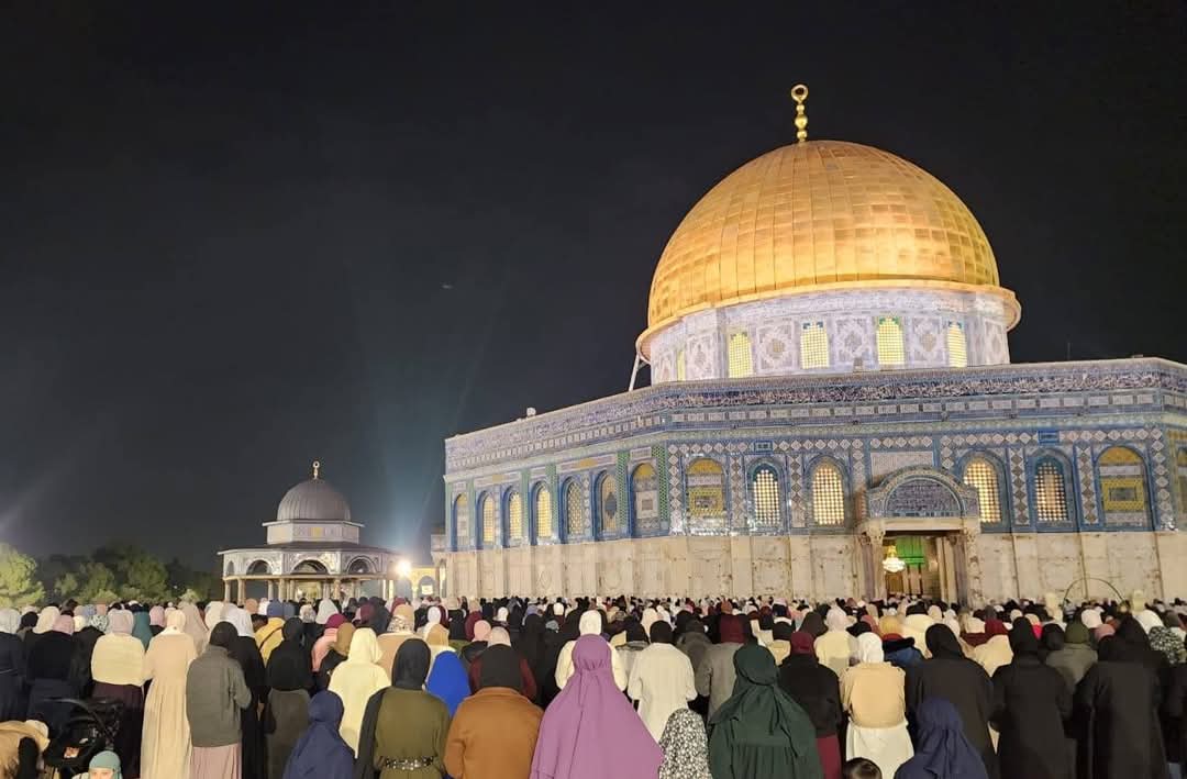صلاة العشاء والتروايح بالمسجد الأقصي
