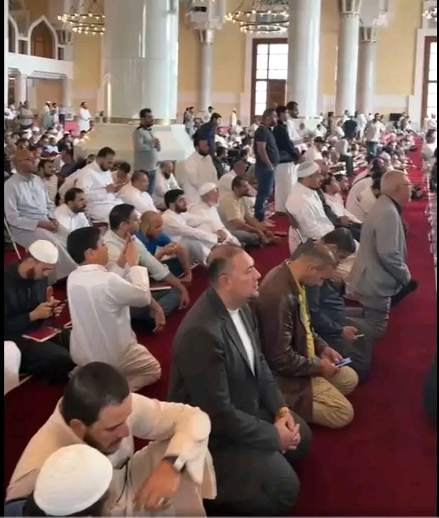 توافد المصلين لتشييع الشيخ أبو إسحاق الحويني في قطر وسط حضور مهيبتوافد المصلين لتشييع الشيخ أبو إسحاق الحويني في قطر وسط حضور مهيب