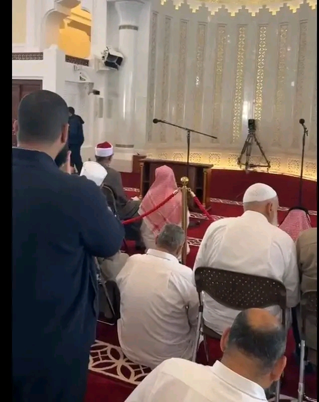 توافد المصلين لتشييع الشيخ أبو إسحاق الحويني في قطر وسط حضور مهيب