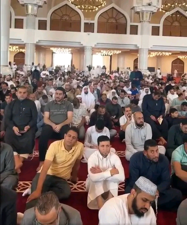 توافد المصلين لتشييع الشيخ أبو إسحاق الحويني في قطر وسط حضور مهيب