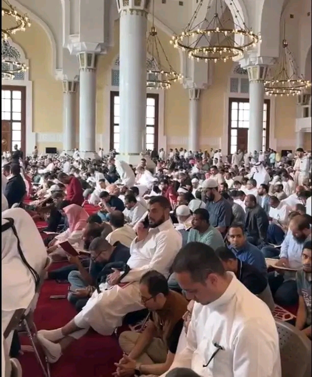 توافد المصلين لتشييع الشيخ أبو إسحاق الحويني في قطر وسط حضور مهيب