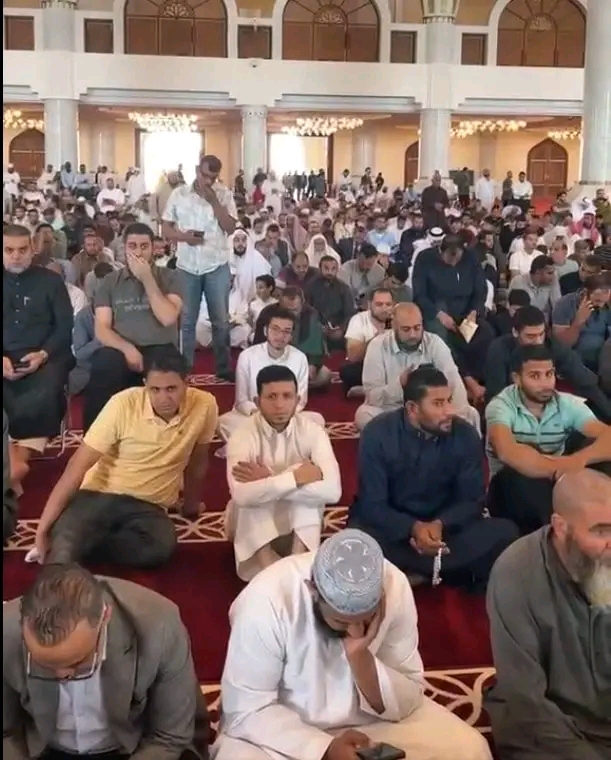 توافد المصلين لتشييع الشيخ أبو إسحاق الحويني في قطر وسط حضور مهيب