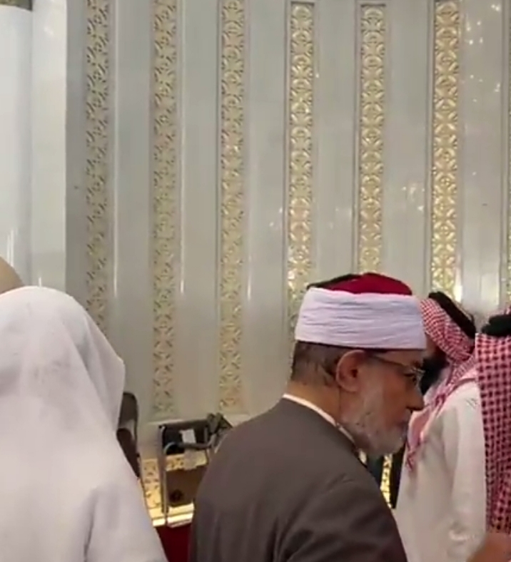 الشيخ المعصراوي إمامًا لصلاة جنازة الشيخ أبو إسحاق الحويني في الدوحة