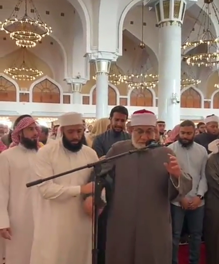 الشيخ المعصراوي إمامًا لصلاة جنازة الشيخ أبو إسحاق الحويني في الدوحة