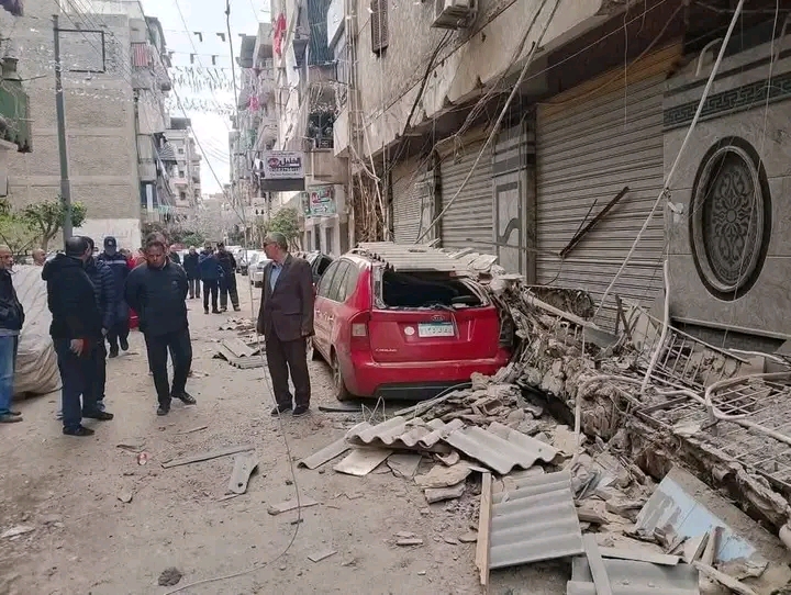 تحطم 3 سيارات بسبب سقوط جزء من عقار في الدقهلية