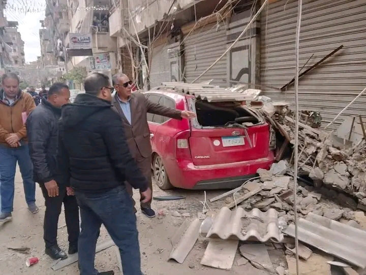 تحطم 3 سيارات بسبب سقوط جزء من عقار في الدقهلية