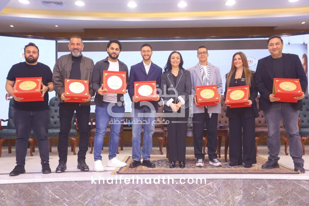 وزيرة التضامن تكرم فريق مسلسل 