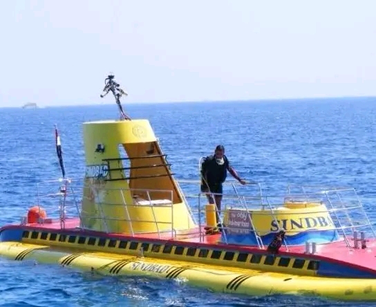 الصور الأولى لغرق الغواصة السياحية 