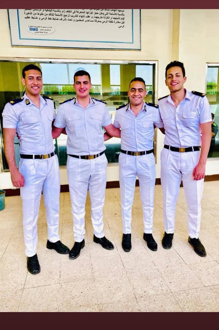 الشهيد نقيب محمود عبد الصبور &nbsp;أخر الصورة من اليسار&nbsp;