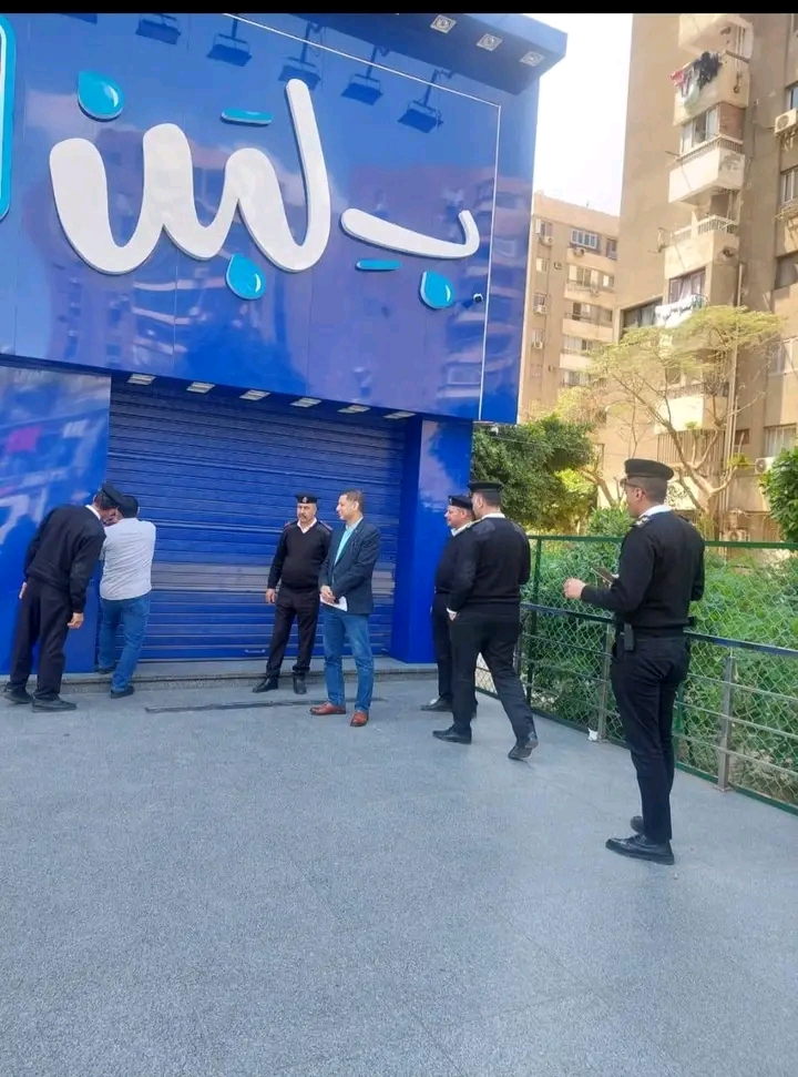 غلق وتشميع محل حلويات بـ لبن بأرض الجولف لمخالفته التراخيص