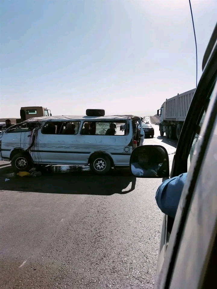 وفاة شخص وإصابة 13 آخرين في حادث انقلاب ميكروباص أعلى الطريق الأوسطي