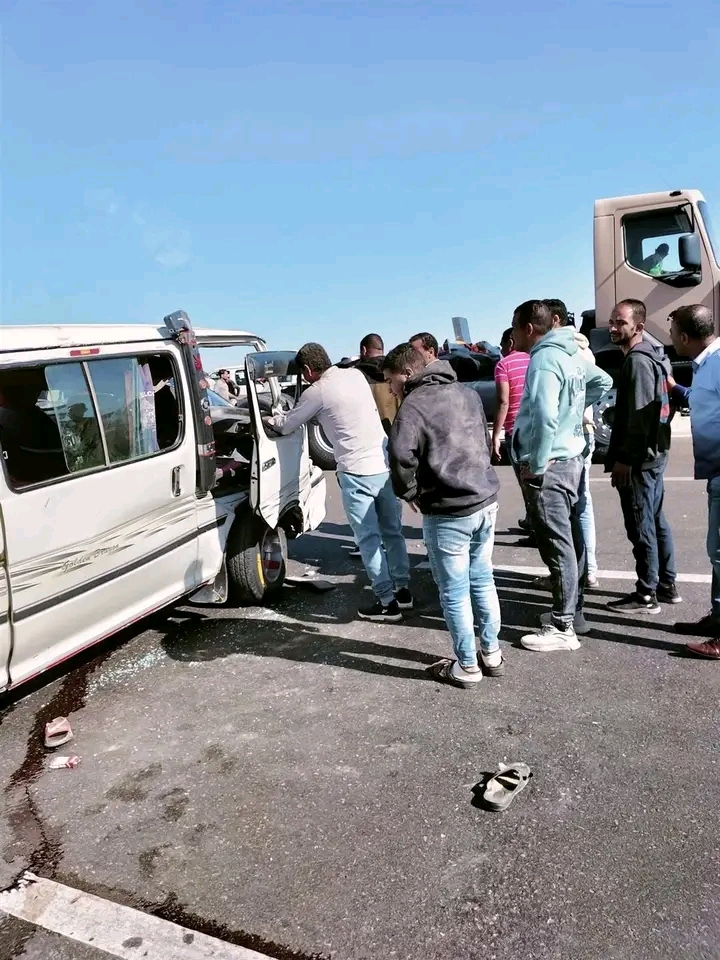 وفاة شخص وإصابة 13 آخرين في حادث انقلاب ميكروباص أعلى الطريق الأوسطي