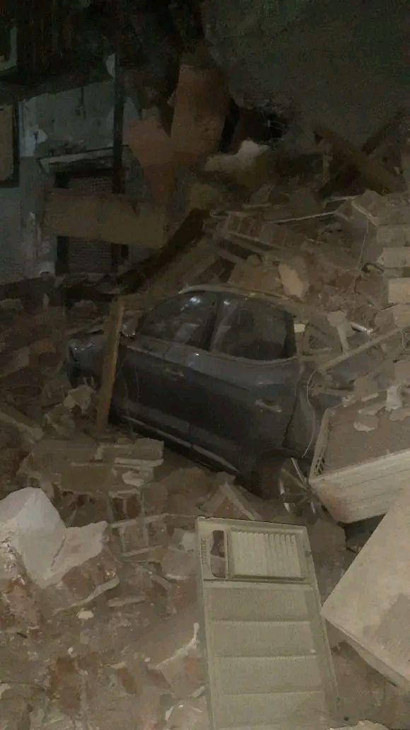 انهيار عقار قديم بشارع الجلاء في الزقازيق دون إصابات