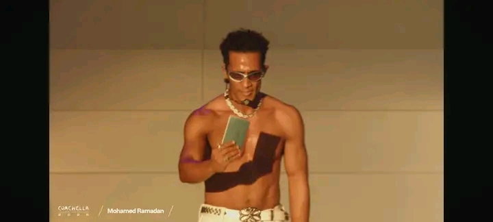 محمد رمضان يُقبل جواز السفر المصري في مهرجان كوتشيلا 2025