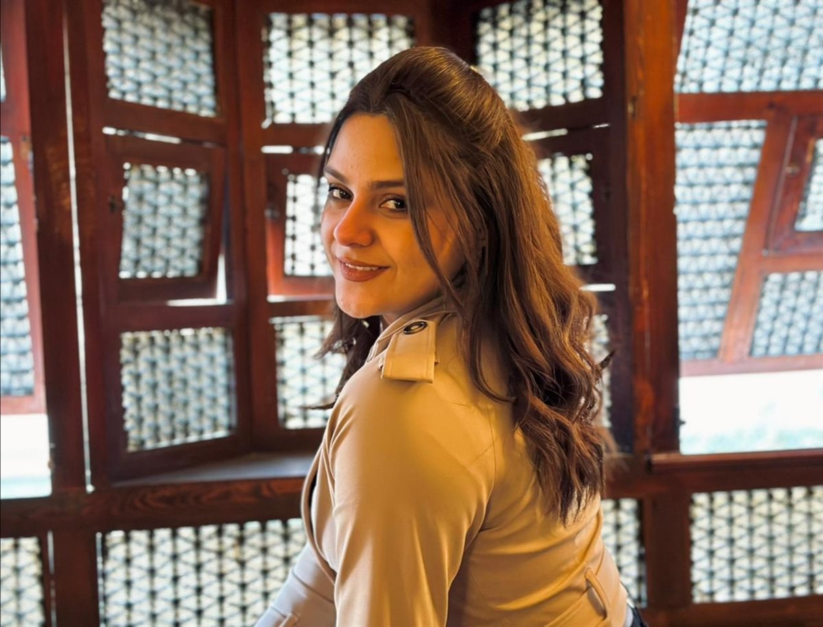 الفنانة الشابه إيمان الناقر