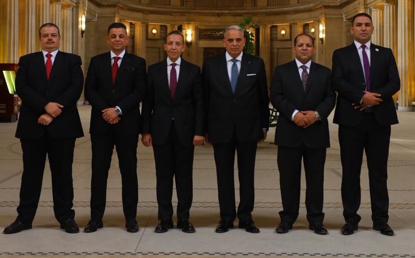 عن مقعد المستشارين